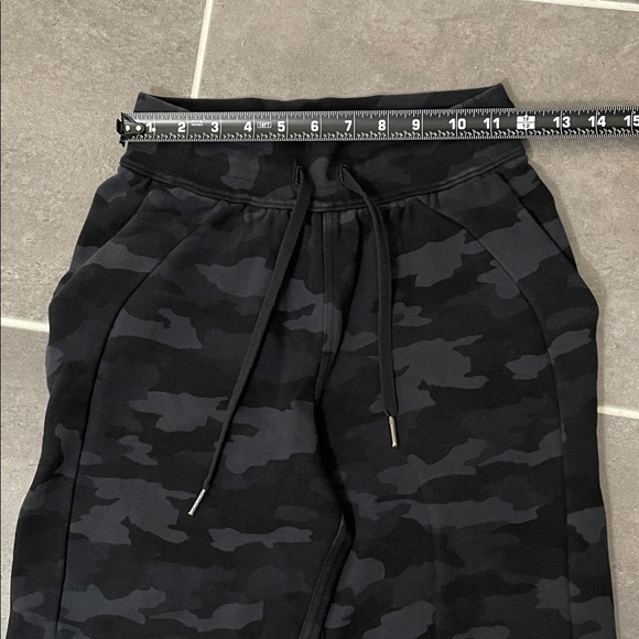 Lululemon Scuba High-Rise Jogger *Fleece size 2 - Picture 3 of 7